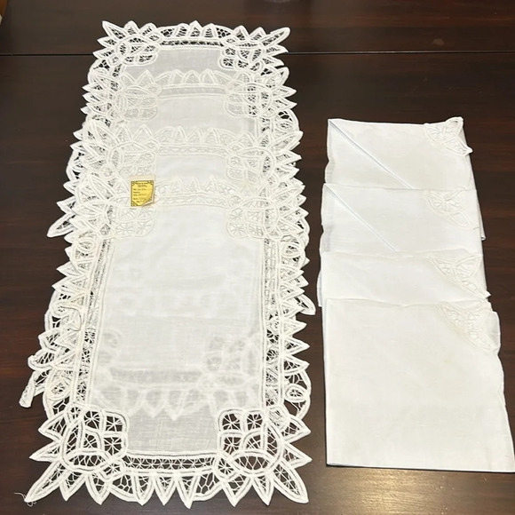 Set of 4 Linen/Cotton White Battenberg Lace Placemats and Napkins - Picture 2 of 12
